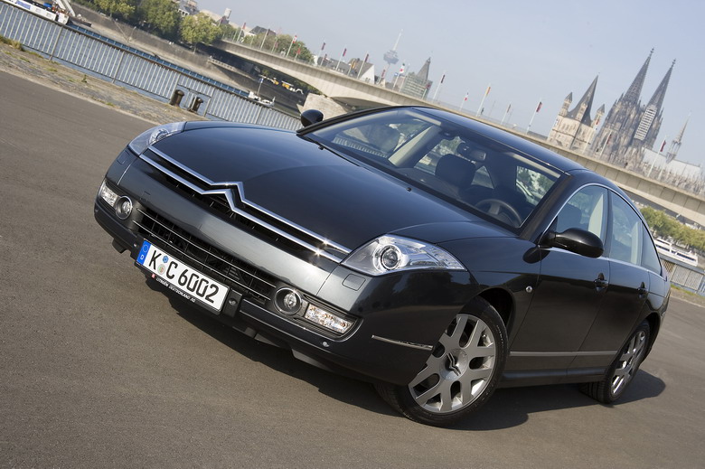 Citron C6: design extrieur: Le bas du bouclier est travaill pour amliorer l'arodynamique et l'coulement d'air en bas de la voiture.